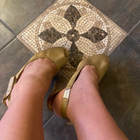 Gold shoe - Picture 7 of 10